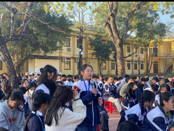 Học sinh trả lời câu hỏi khảo sát