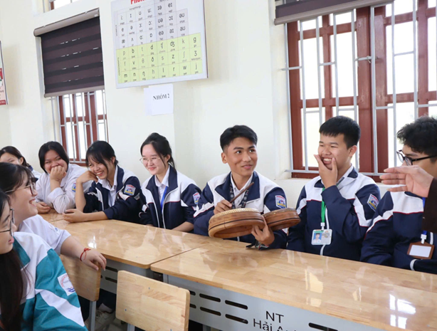 Nghệ nhân hướng dẫn học sinh