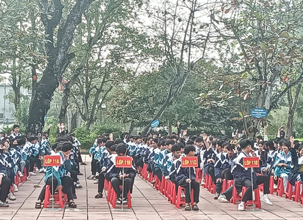 Học sinh hào hứng trao đổi sau buổi chuyên đề