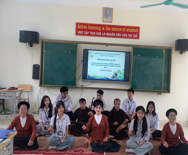 Các bạn học sinh được các nghệ nhân hướng dẫn