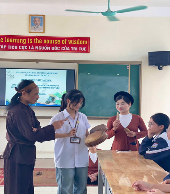 Các bạn học sinh được các nghệ nhân hướng dẫn